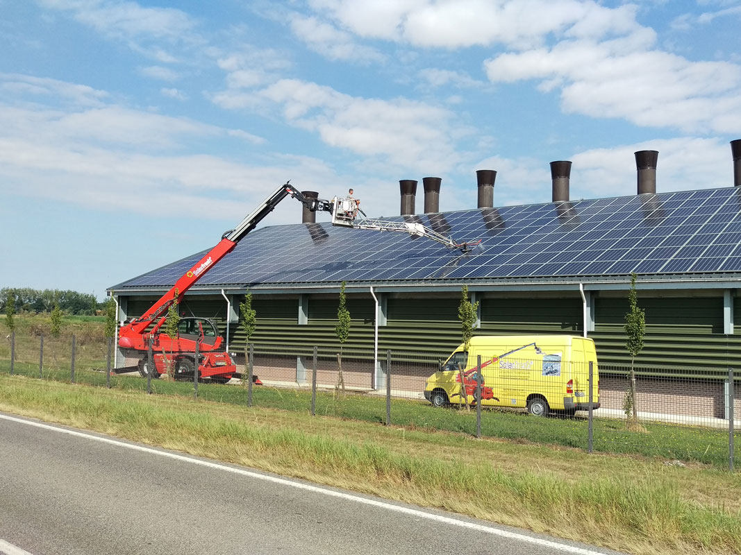 sie sehen hier: Die PV Reinigung Solarfresh im praktischen Einsatz.